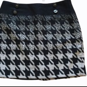 The limited black and white houdtooth pattern mini skirt size 2